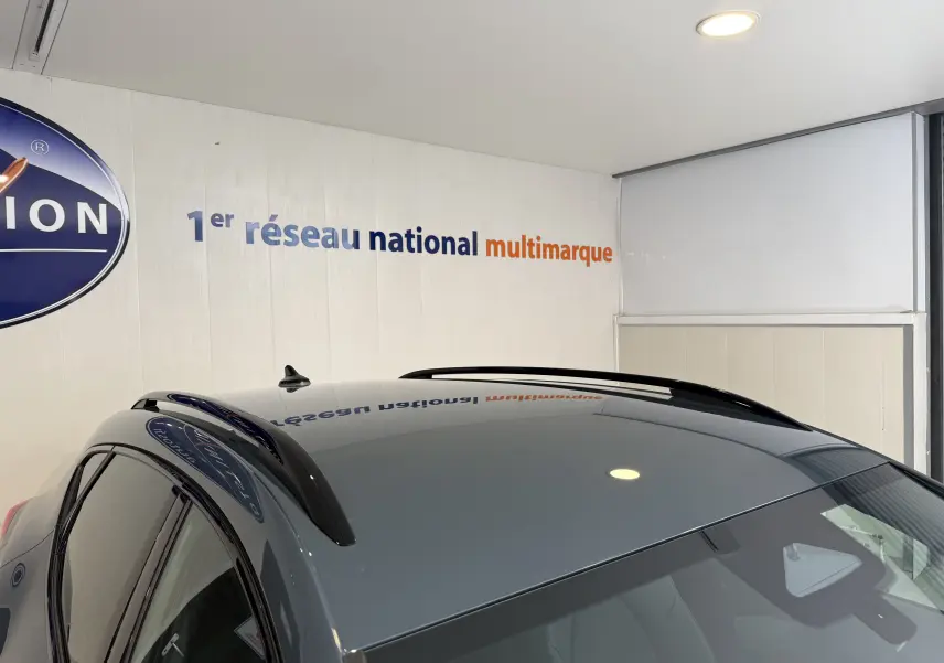 Vue en plongée du toit gris métallisé du CUPRA Formentor 2026 avec barres de toit noires dans un showroom.