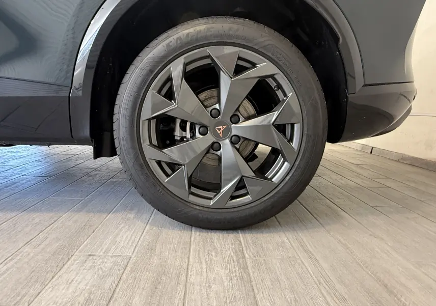 Gros plan sur la roue arrière droite grise du CUPRA Formentor 1.5 eTSI 150CH DSG7 avec jante en alliage au design géométrique.
