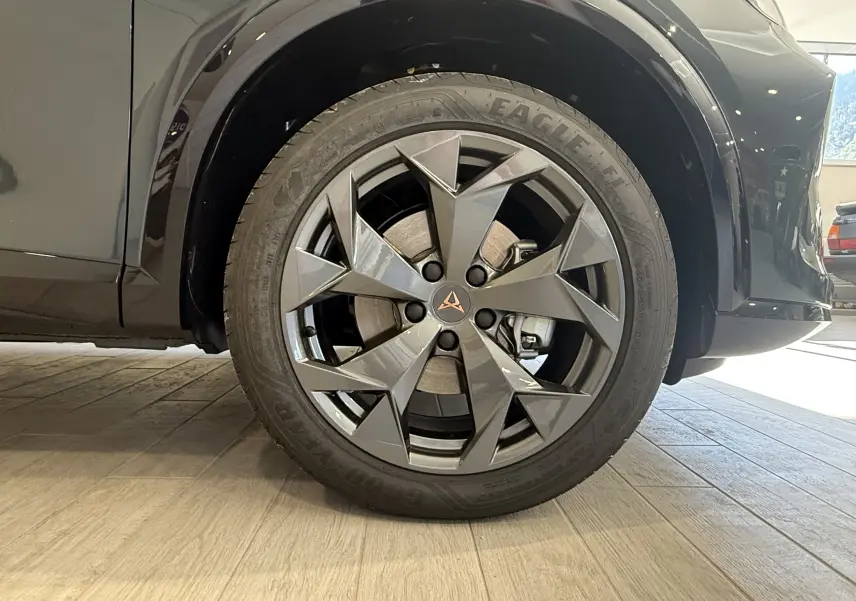 Gros plan sur la roue avant droite gris foncé du CUPRA Formentor 1.5 eTSI 150CH DSG7 avec jante en alliage au design anguleux.