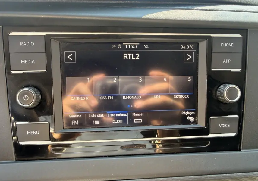 Écran tactile central du Volkswagen Transporter 2.0 TDi 150 DSG7 Business affichant les stations radio FM.