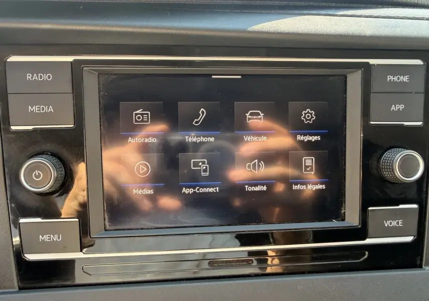 Écran tactile central du tableau de bord du Volkswagen Transporter gris clair, affichant les options multimédia.