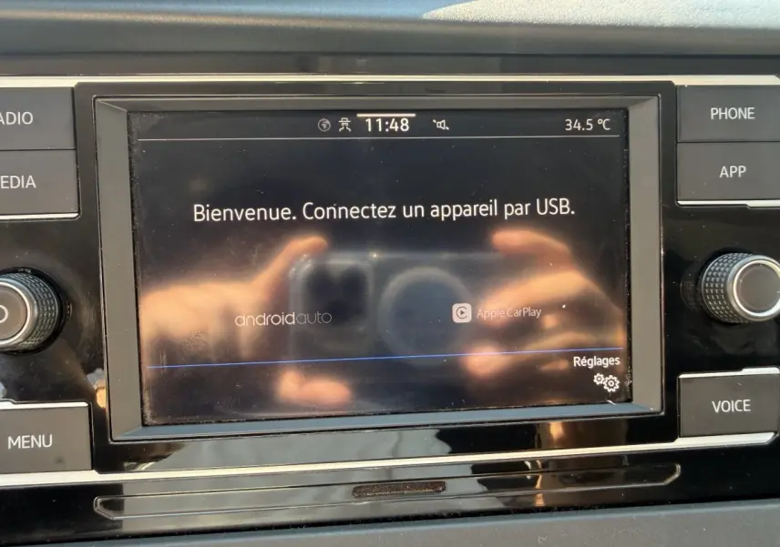 Vue rapprochée de l’écran tactile central du Volkswagen Transporter gris clair 2023 affichant la connexion USB.