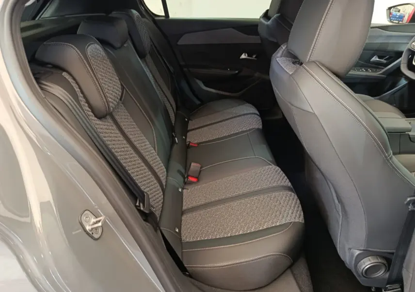 Vue intérieure côté gauche sur la banquette arrière gris foncé avec sellerie mixte tissu et cuir du Peugeot 308 2026.
