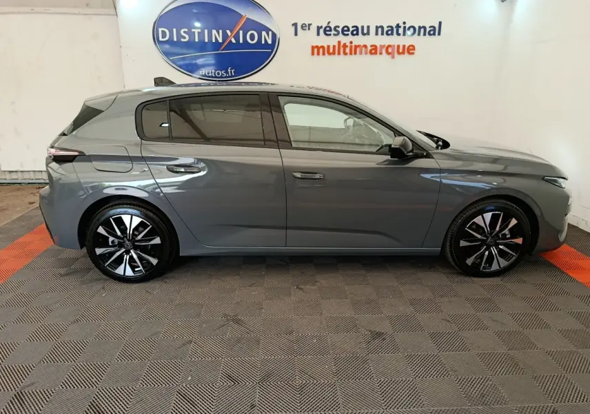 Peugeot 308 BlueHDi 130 gris foncé vue de profil côté gauche, jantes alliage noires et grises distinctives.