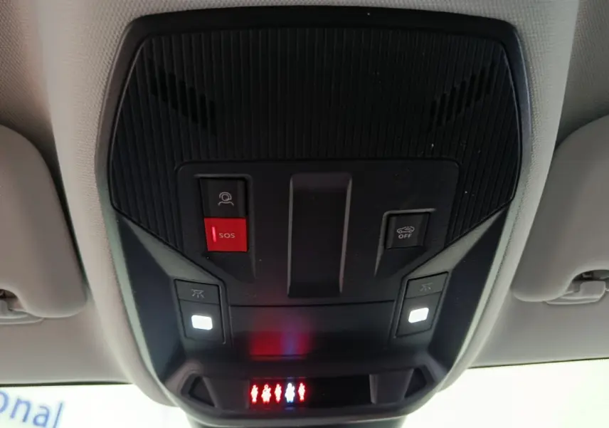 Vue en gros plan du plafonnier intérieur noir avec boutons SOS et désactivation airbags sur Peugeot 308 gris foncé.