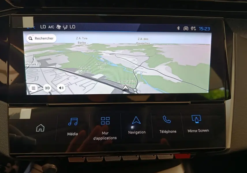 Écran tactile central affichant la navigation dans l’habitacle d’une Peugeot 308 gris foncé, version 2026.