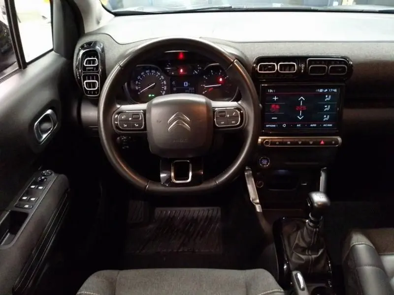 Vue frontale de l'intérieur gris du Citroën C3 Aircross 2022 avec volant multifonction et écran tactile central.