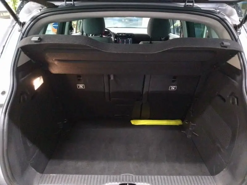 Coffre ouvert d'une Citroën C3 Aircross gris 2022, vue arrière montrant l'espace de chargement et la banquette arrière.