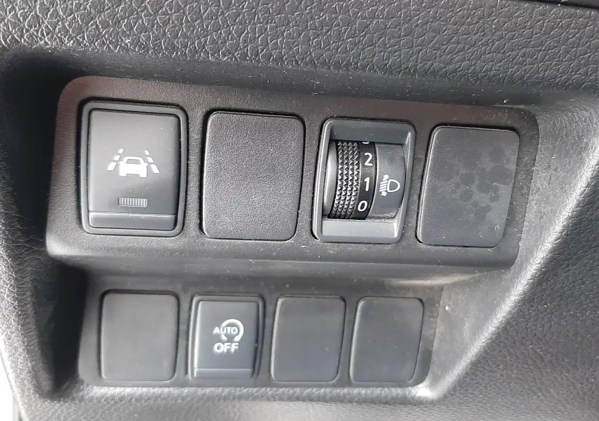 Gros plan sur les commandes noires du tableau de bord du Nissan Qashqai DCI 115 N-Connecta 2020.
