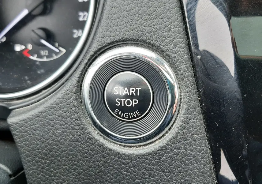 Détail du bouton start/stop moteur entouré de cuir noir texturé sur le tableau de bord du Nissan Qashqai DCI 115 N-Connecta 2020.