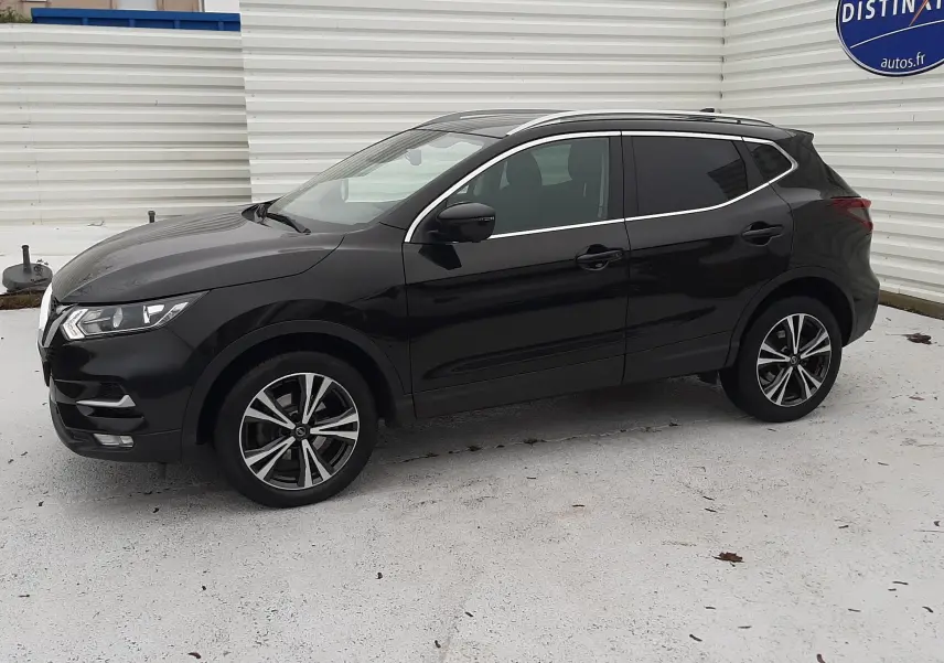 Nissan Qashqai DCI 115 N-Connecta noir en vue de profil côté gauche, avec jantes alliage bicolores et toit ouvrant.