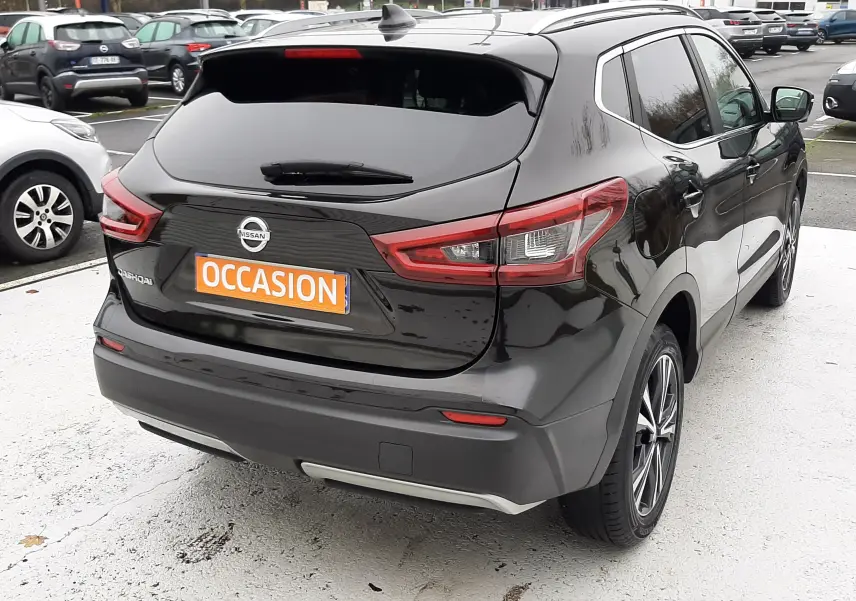 Vue 3/4 arrière droite d'un Nissan Qashqai noir 2020 avec feux arrière LED et plaque "OCCASION" visible.