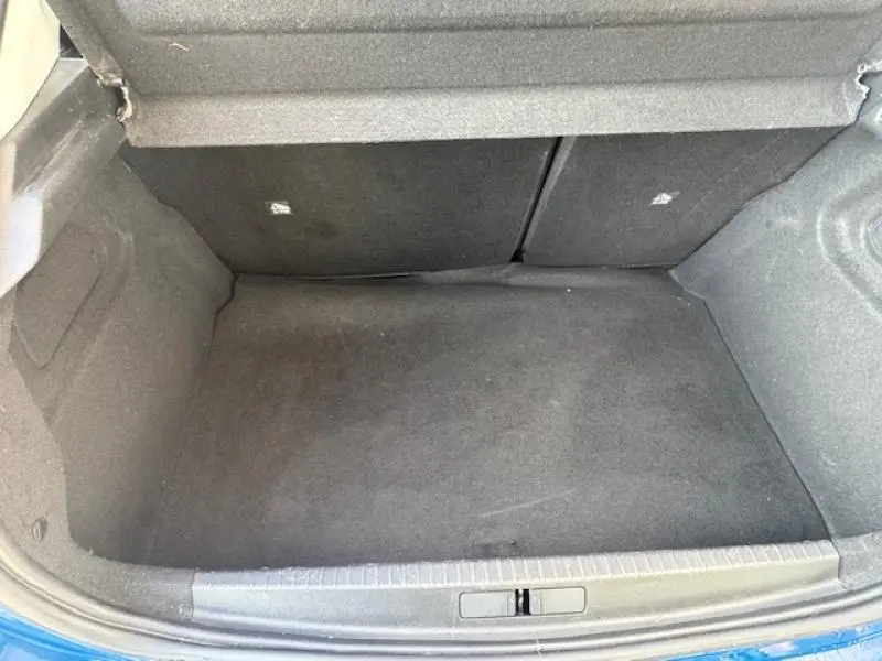 Coffre vide de l’Opel Corsa 1.2 Turbo 100ch Elegance bleu voltaïque, vue intérieure depuis l’arrière du véhicule.