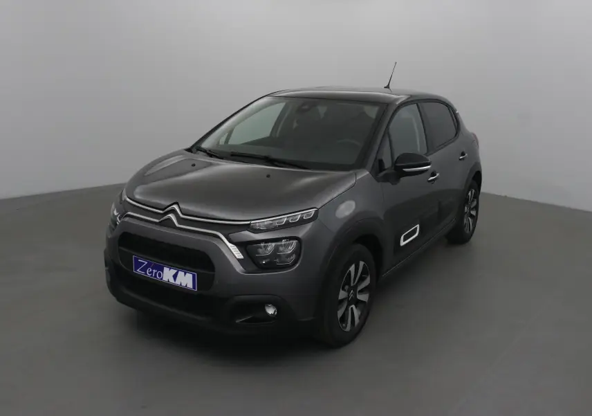 Citroën C3 gris platinium et noir en 3/4 avant droit, avec protections latérales blanches et jantes bi-ton.