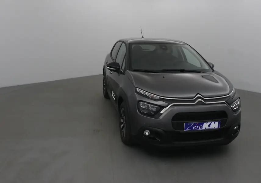 Citroën C3 2022 gris platinium/noir vue 3/4 avant droit avec signature lumineuse LED distinctive.