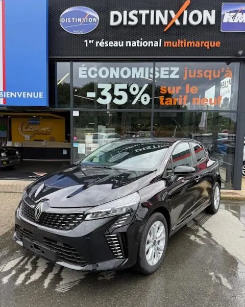 Renault Clio Evolution Blue dCi 100 noir vue 3/4 avant, calandre chromée et feux LED distinctifs visibles.