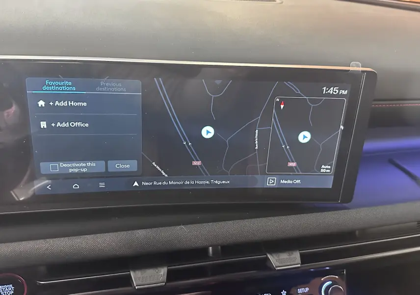 Écran tactile du système de navigation du Hyundai Tucson 2025, affichant une carte et options de destinations favorites.