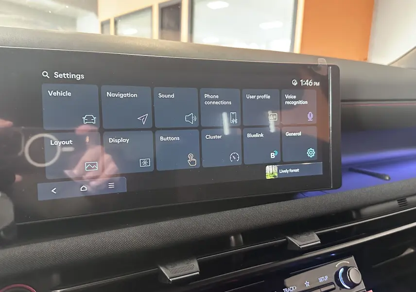 Vue intérieure côté droit des sièges arrière en cuir noir du Hyundai Tucson 2025 gris Ecotronic, porte arrière ouverte.
