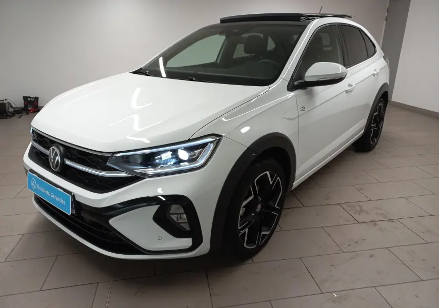 Volkswagen Taigo blanc pur en 3/4 avant droit, version R-Line avec toit ouvrant et jantes noires distinctives.