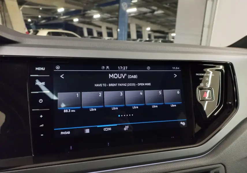 Écran tactile central du Volkswagen Taigo 2025, affichant la radio DAB avec commandes tactiles et bouton d’alerte.