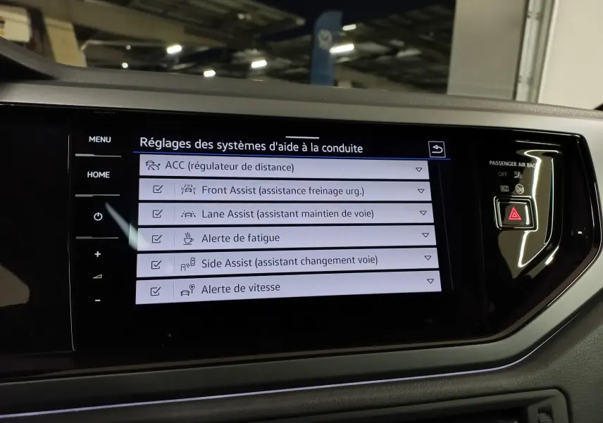 Intérieur du Volkswagen Taigo 2025, écran tactile central affichant les réglages des aides à la conduite.