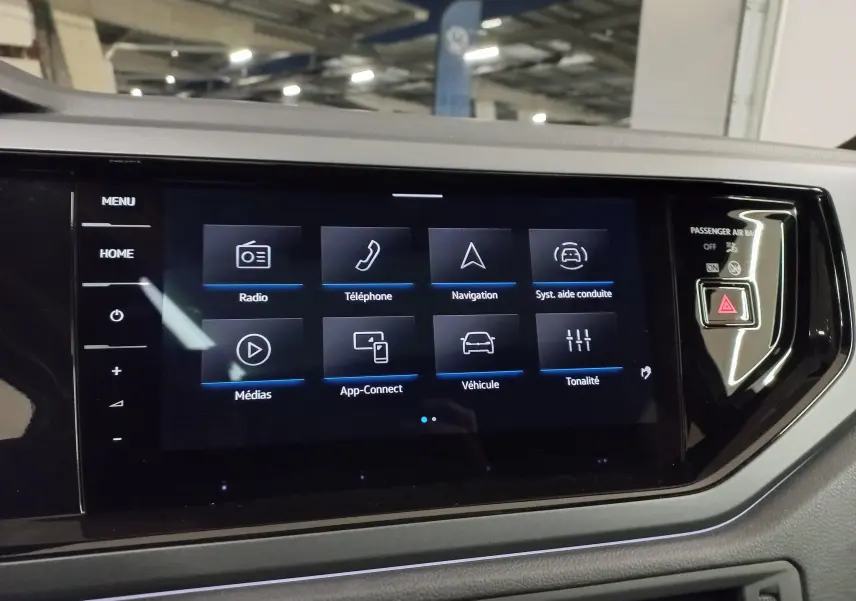 Écran tactile central du Volkswagen Taigo 2025 affichant les options radio, téléphone, navigation et aides à la conduite.
