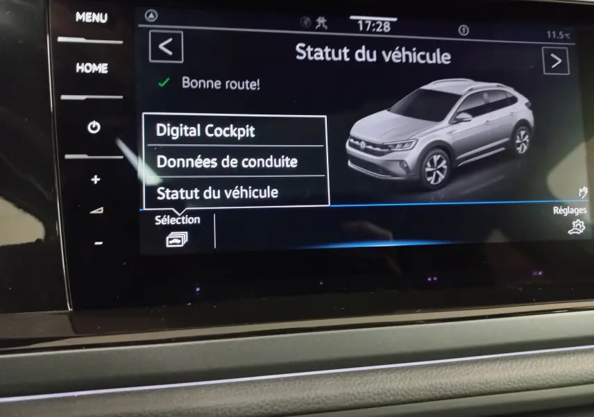 Écran central affichant le statut du véhicule avec une image 3/4 avant d’un Volkswagen Taigo blanc pur 2025.