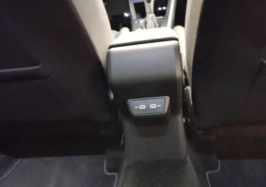 Vue arrière du tunnel central noir du Volkswagen Taigo 2025 avec deux ports USB-C pour les passagers arrière.