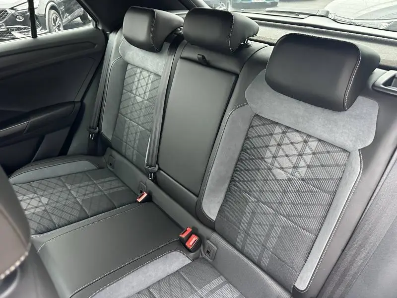 Vue intérieure de la banquette arrière grise en artvelours Karoso avec motifs géométriques du Volkswagen T-Roc 2025.