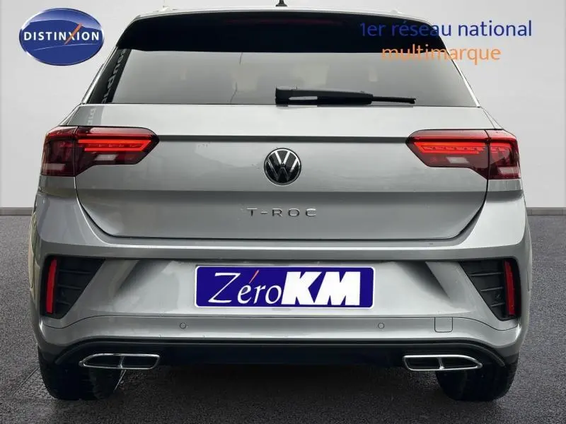 Vue arrière du Volkswagen T-Roc gris 2025 avec feux LED et double sortie d'échappement chromée.