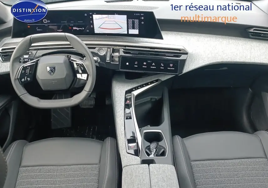 Vue intérieure avant du Peugeot 3008 bleu 2025, volant multifonction et écran tactile avec caméra de recul affichée.
