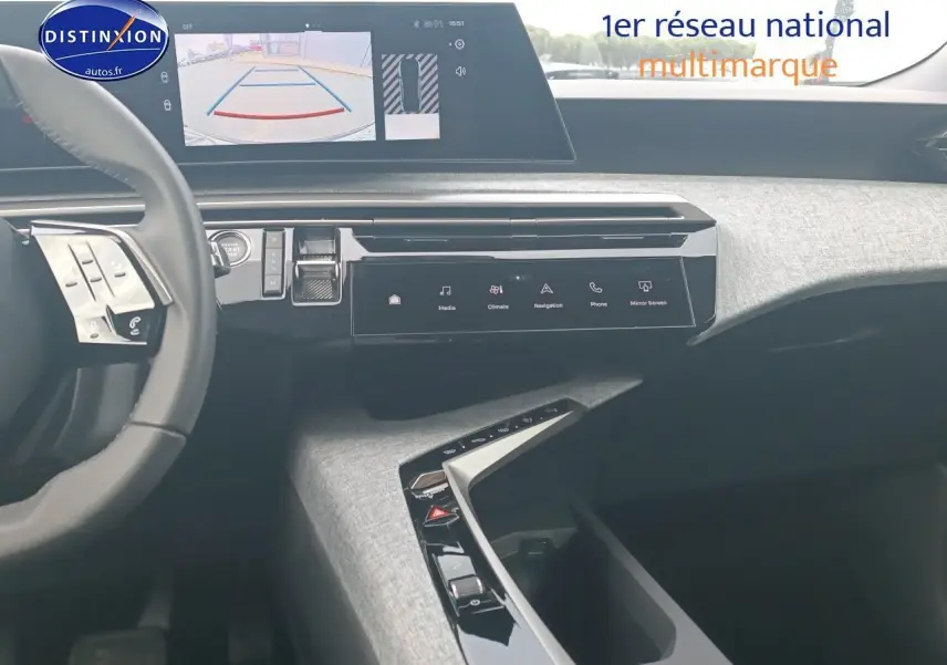 Vue intérieure avant droite du Peugeot 3008 bleu 2025, avec écran tactile et volant multifonction cuir.