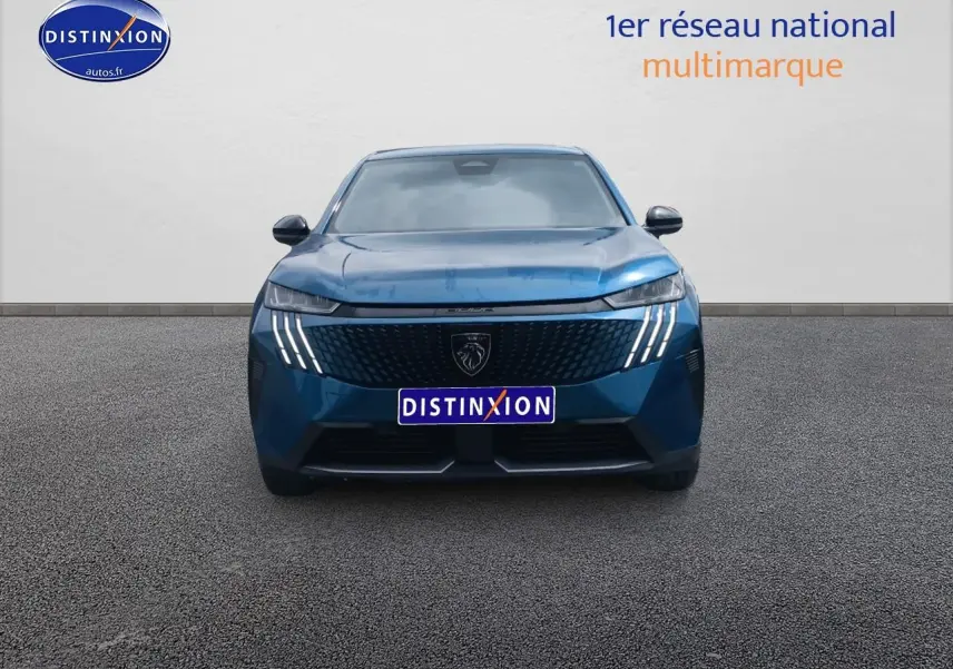 Vue frontale d’un Peugeot 3008 bleu 2025 avec phares LED et calandre noire distinctive.