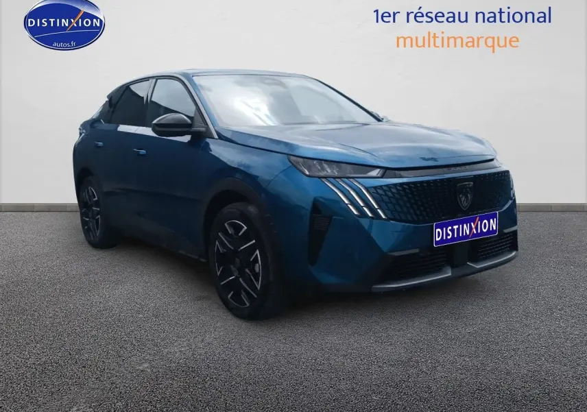 Peugeot 3008 bleu en 3/4 avant droit, avec calandre noire et phares LED distinctifs.