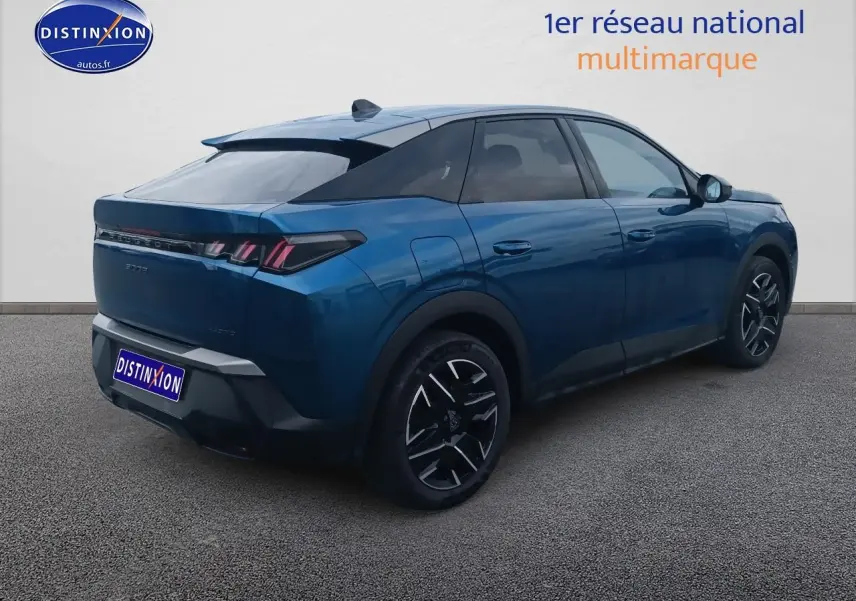 Vue 3/4 arrière droite d’un Peugeot 3008 bleu 2025 avec jantes alu et feux arrière LED distinctifs.
