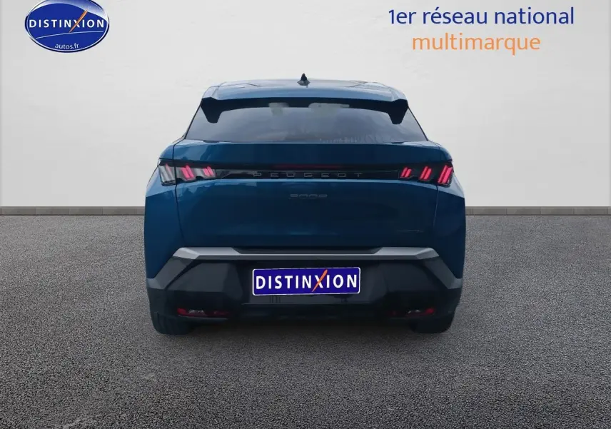 Vue arrière d’un Peugeot 3008 bleu 2025 avec feux arrière LED et becquet noir distinctif.