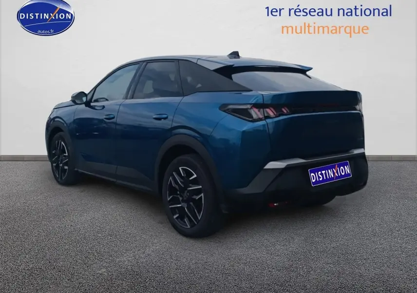 Vue 3/4 arrière droite d'un Peugeot 3008 bleu 2025 avec jantes alu noires et feux arrière LED distinctifs.