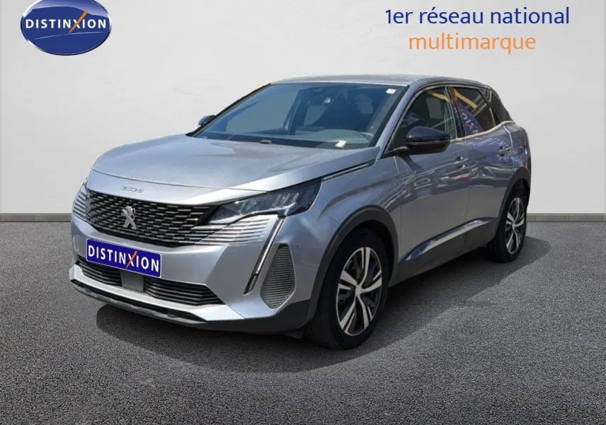 Peugeot 3008 Hybrid gris Artense métal en 3/4 avant droit, avec calandre noire et jantes alliage bicolores.