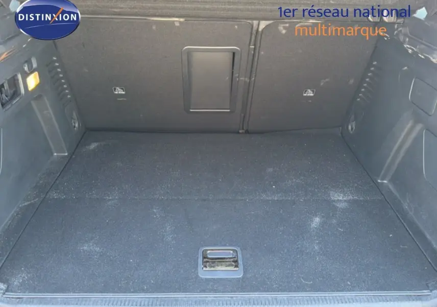 Coffre ouvert du Peugeot 3008 Hybrid 180ch gris Artense métal, vue intérieure montrant l'espace de chargement vide.