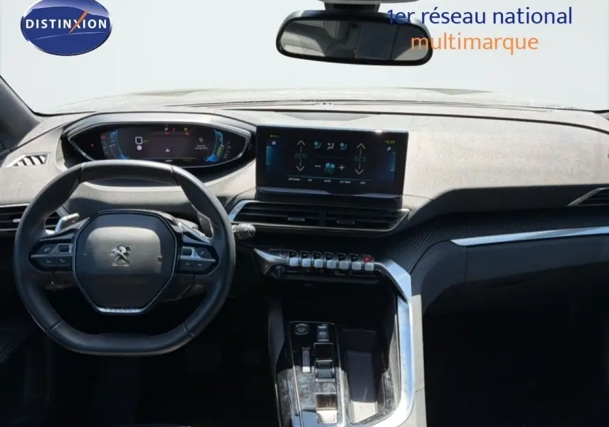 Vue intérieure du tableau de bord et volant noir du Peugeot 3008 Hybrid 180ch Allure 2024 avec écran tactile central et commandes piano.
