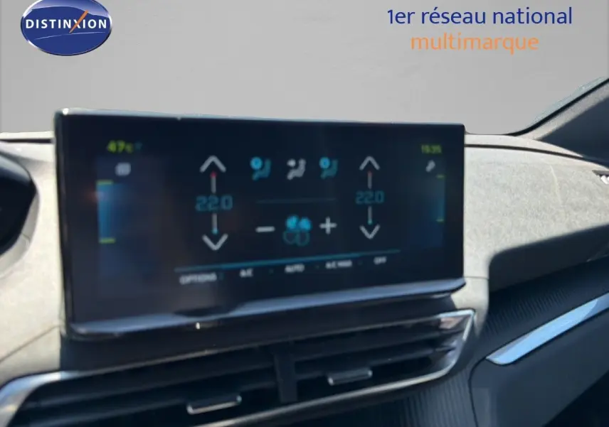 Écran tactile central du Peugeot 3008 gris Artense, affichant la climatisation à 22°C, vue intérieure côté passager.