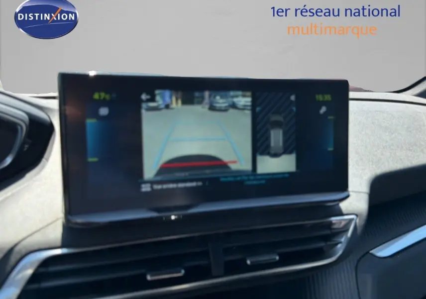Écran central du Peugeot 3008 Hybrid 2024 montrant la caméra de recul et l'affichage d'aide au stationnement.