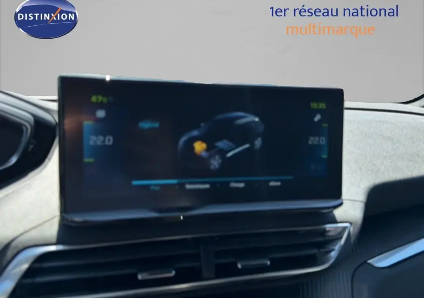 Écran central du tableau de bord du Peugeot 3008 gris Artense, affichant les données de l’hybride rechargeable.