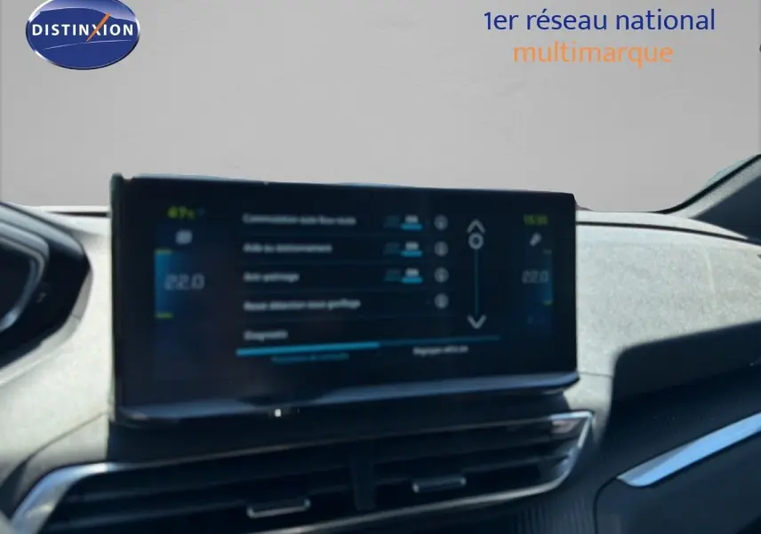 Vue intérieure du tableau de bord du Peugeot 3008 Hybrid gris, avec écran tactile central affichant les réglages.