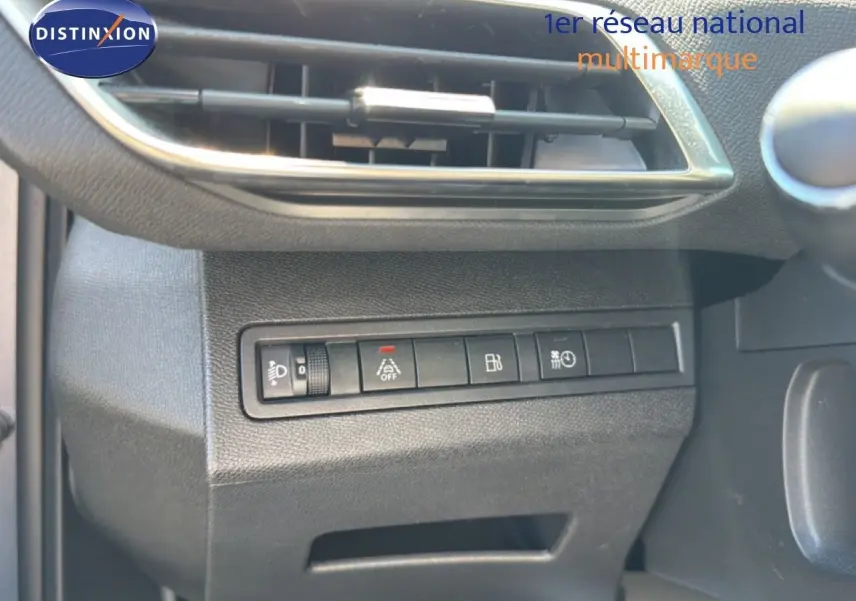 Détail des commandes côté gauche du tableau de bord noir du Peugeot 3008 Hybrid 2024, avec aérateur supérieur.