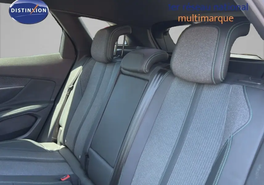 Vue intérieure sur la banquette arrière du Peugeot 3008 gris avec sellerie tissu et cuir gris anthracite.