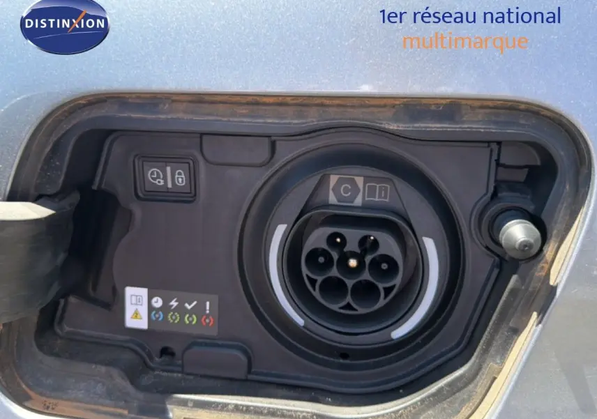 Prise de recharge hybride du Peugeot 3008 gris Artense métal, vue rapprochée du port de charge côté gauche.