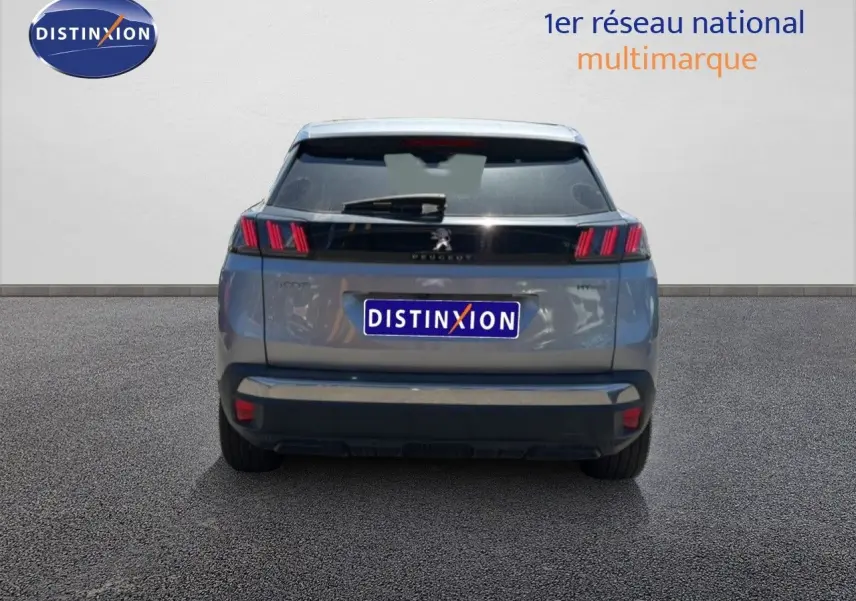 Vue arrière d'un Peugeot 3008 gris Artense métal 2024, hybride rechargeable avec feux arrière à griffes rouges distinctifs.