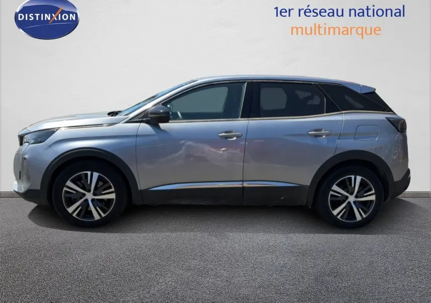 Profil côté gauche du Peugeot 3008 Hybrid 180ch gris Artense métal, avec jantes alliage et toit noir contrasté.