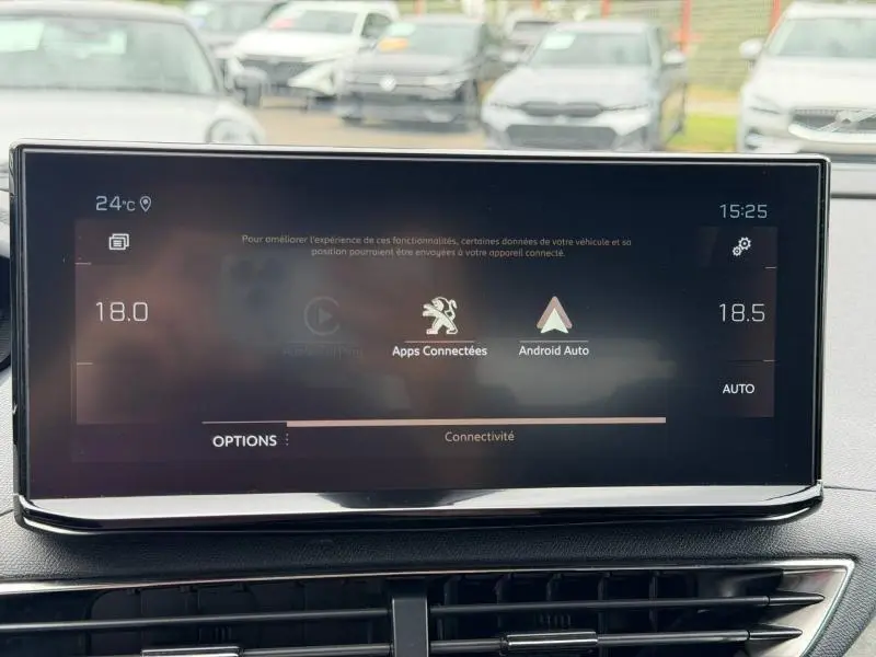 Écran tactile central du Peugeot 3008 2024 affichant les options de connectivité avec Android Auto, intérieur noir.